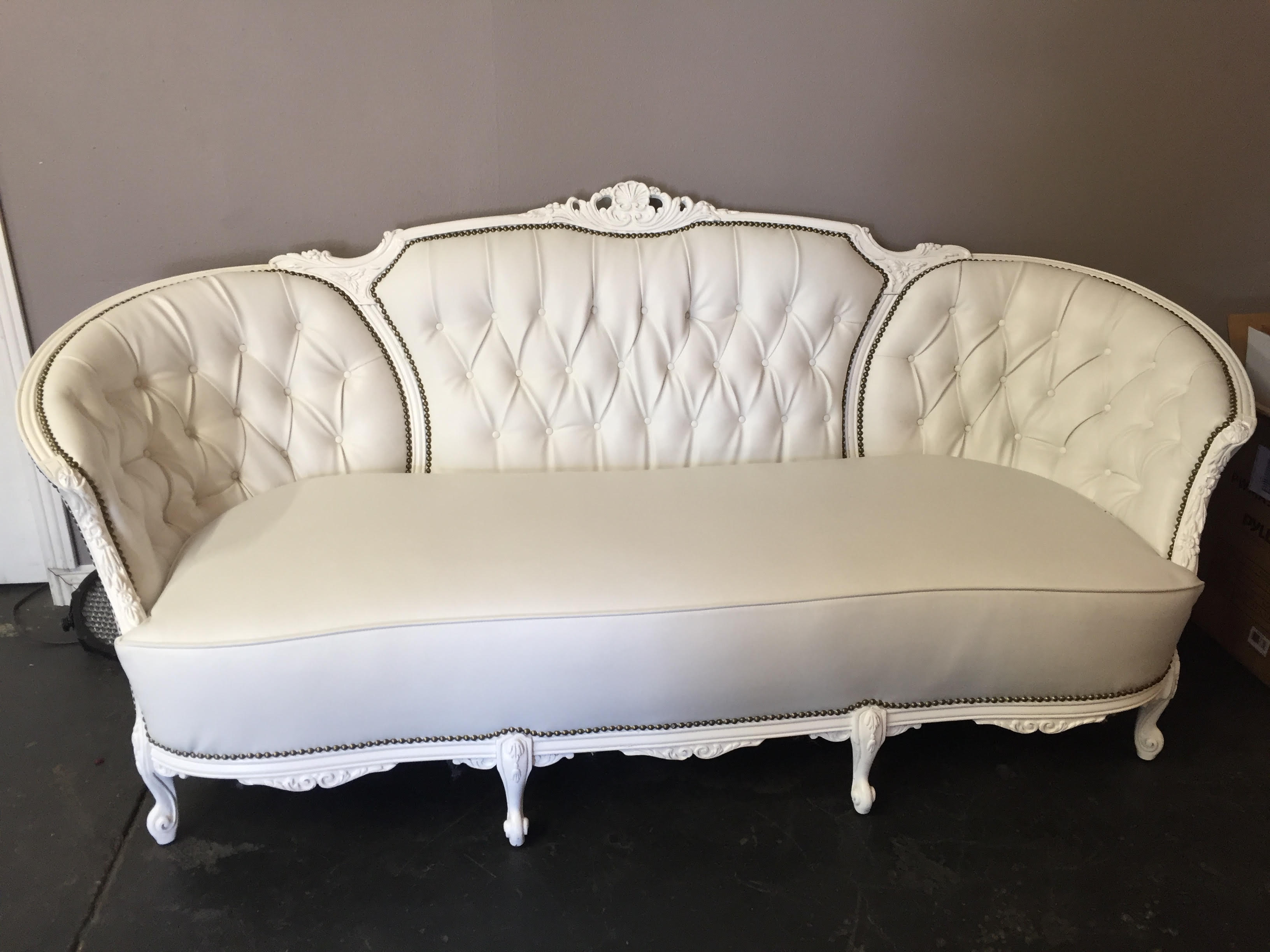 Antique-White-tufted-Sofa.jpg